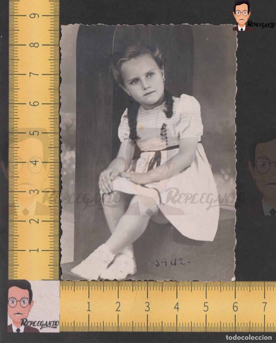 Fotografia antiga: RETRATO NI&Ntilde;A SENTADA CON COLETAS TRENZAS - FOTO ANTIGUA ESTUDIO A&Ntilde;O 1942 - INFANCIA ESPA&Ntilde;A