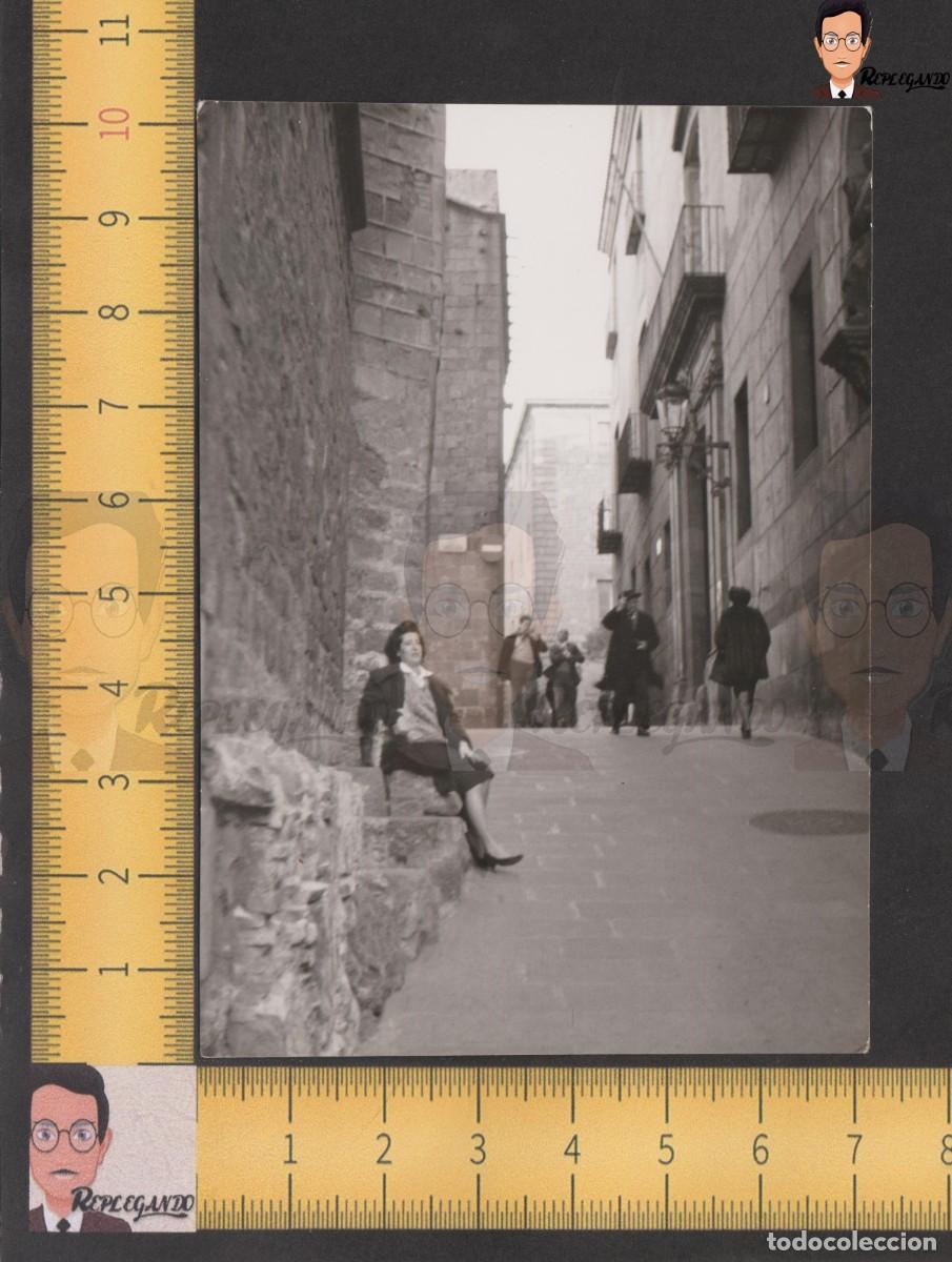 Fotografia antica: GENTE PASEA POR CALLE BARRIO G&Oacute;TICO DE BARCELONA - FOTO ANTIGUA A&Ntilde;O 1960 - CIUDAD CONDAL CATALUNYA