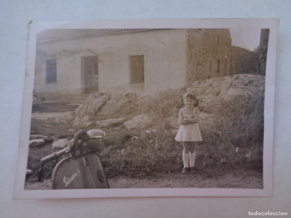 Fotograf&iacute;a antigua: FOTO DE NI&Ntilde;A Y MOTO VESPA , 1970