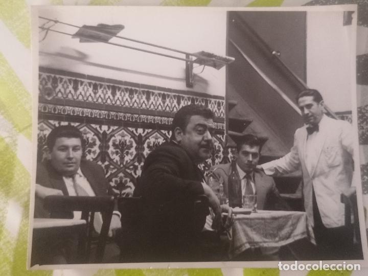 Photographie ancienne: FOTOGRAFIA SE&Ntilde;ORES POSANDO EN LA MESA DEL BAR, MEDIDAS 11 X 9 CM
