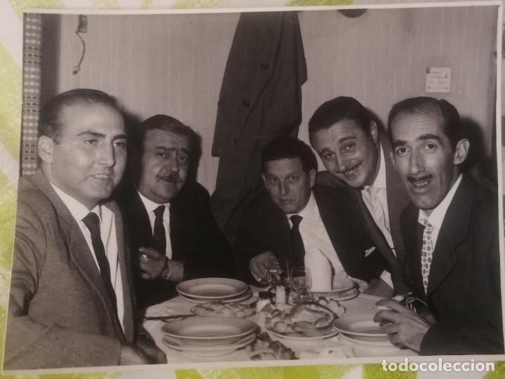 Alte Fotografie: FOTOGRAFIA SE&Ntilde;ORES POSANDO EN LA MESA DEL BAR, MEDIDAS 11,5 X 8,5 CM