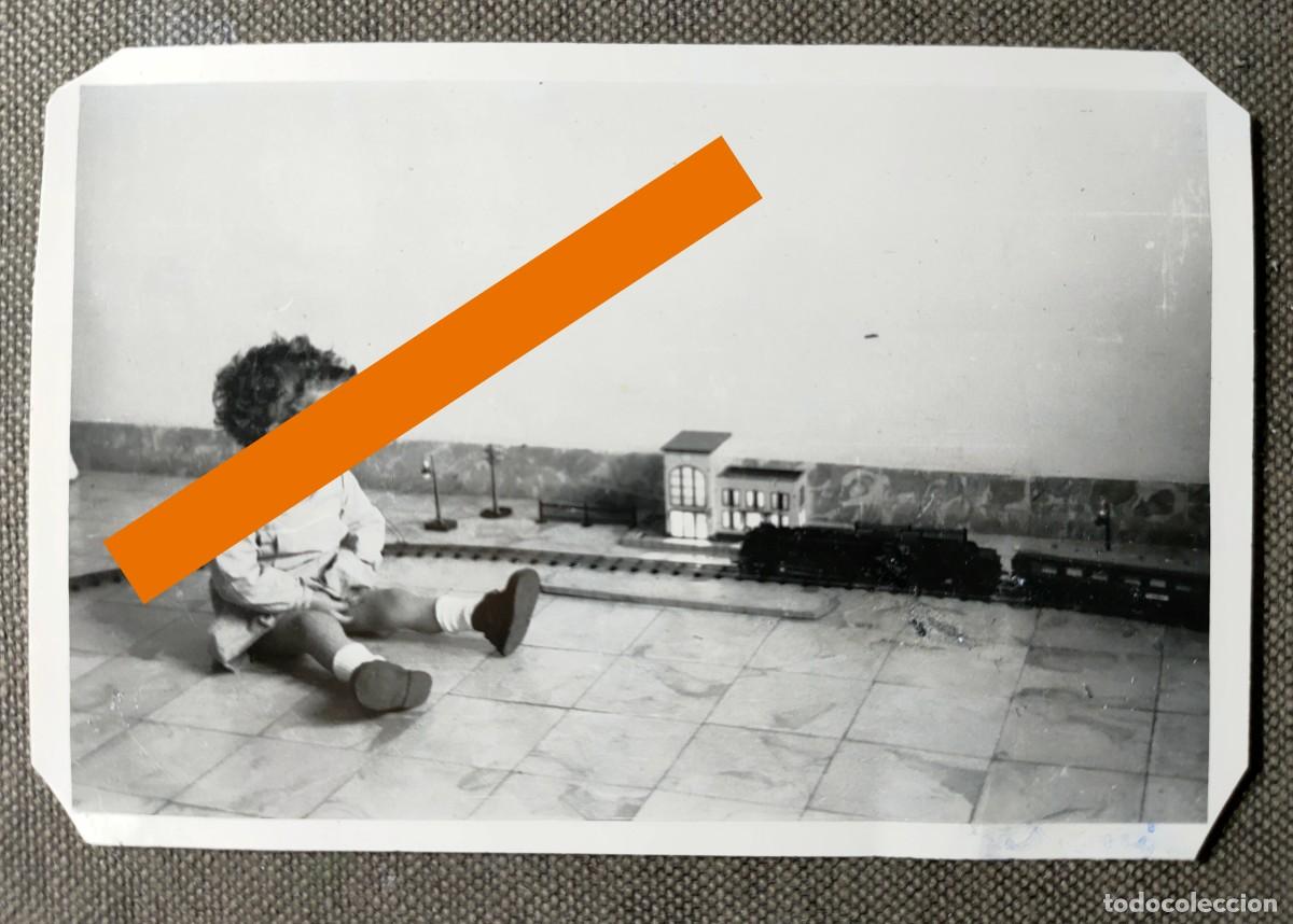 Alte Fotografie: Antigua fotograf&iacute;a. Ni&ntilde;o con el tren. Juguete. A&ntilde;os 50.