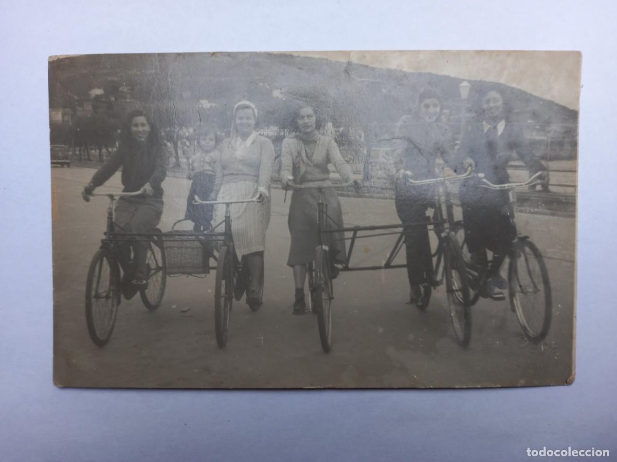 Fotograf&iacute;a antigua: MUJERES BICICLETAS TANDEM, WOMEN TANDEM BIKES, V&Eacute;LOS TANDEM POUR FEMMES, 1951
