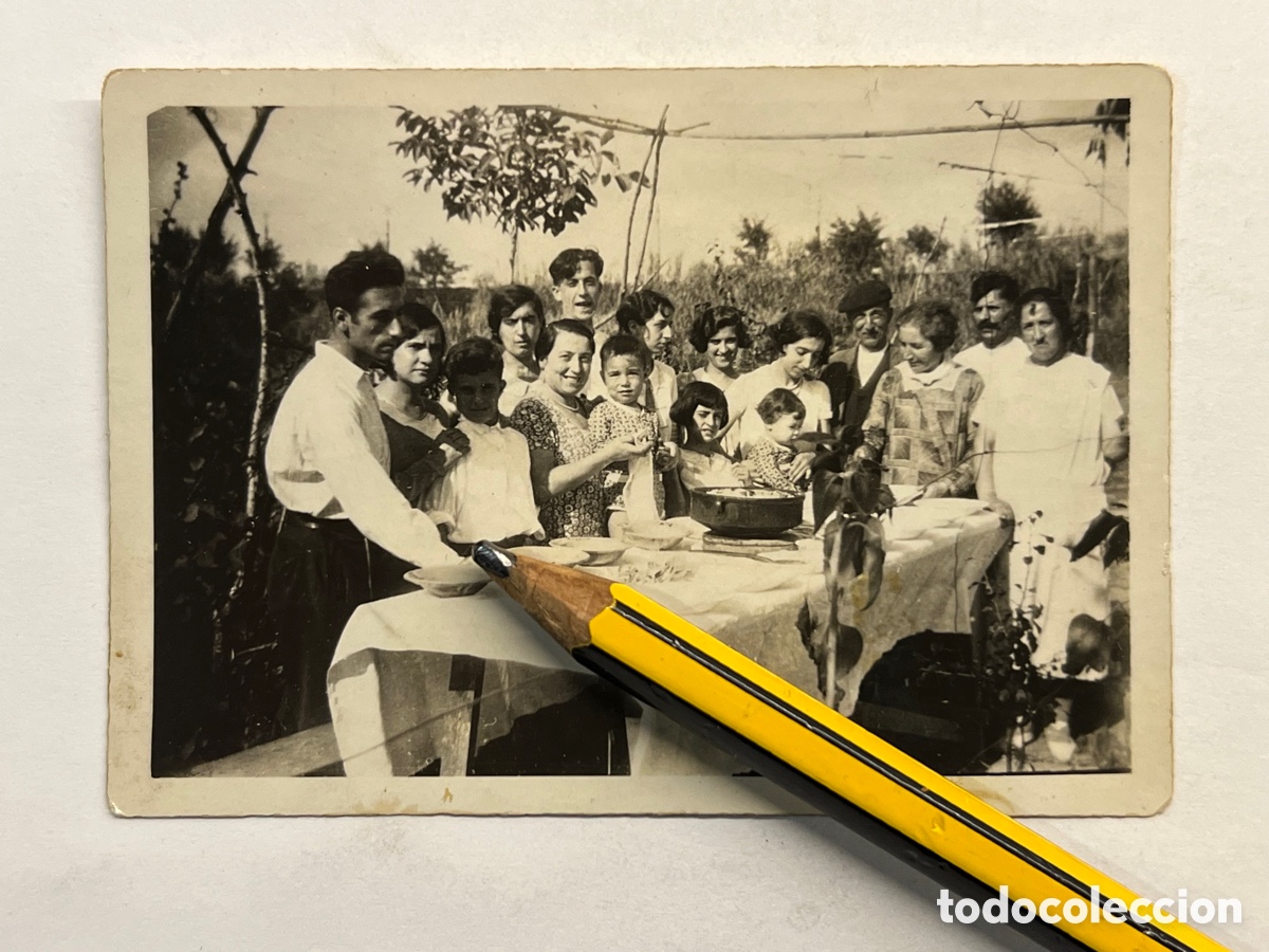 Fotografia antiga: VALENCIA. Fotograf&iacute;a antigua la vida en La Alqueria. Escena familiar. Comida.. (h.1930?)