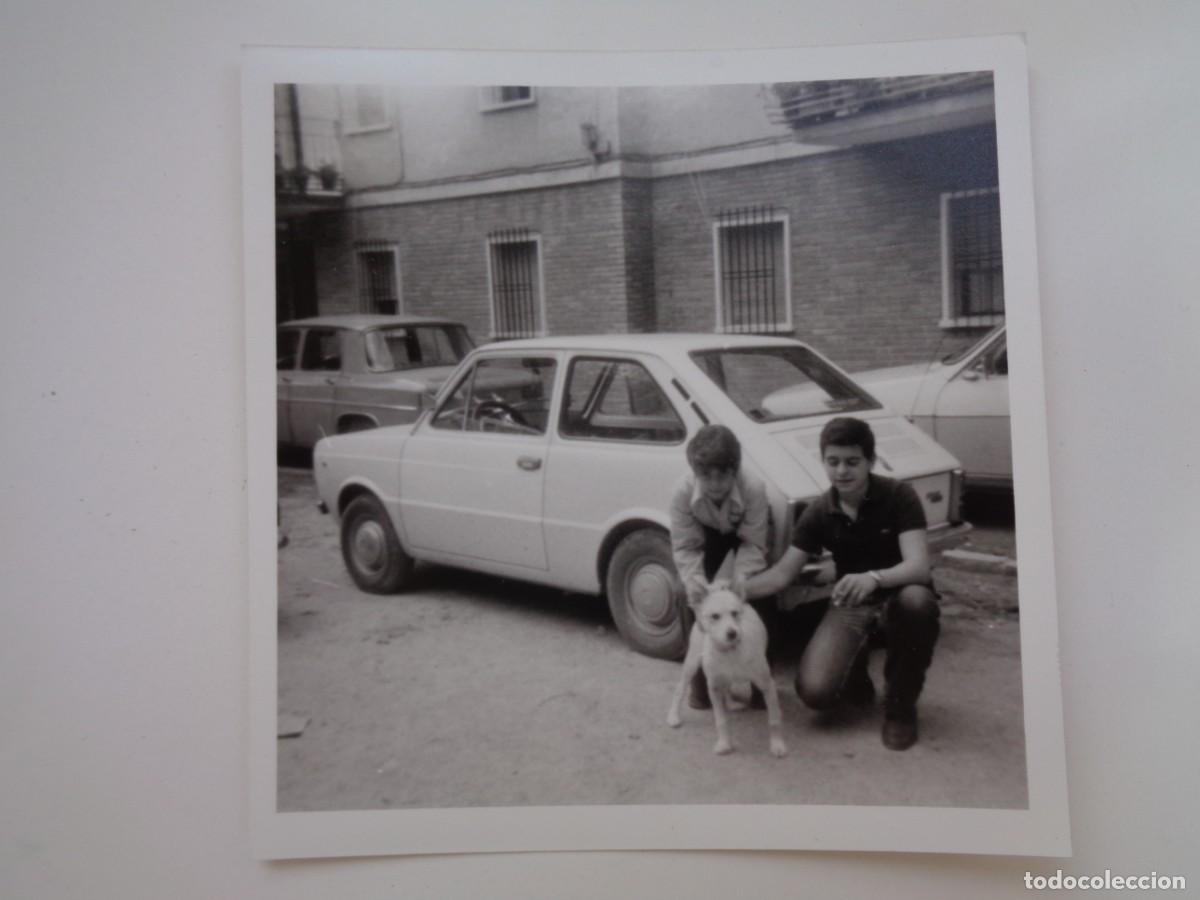Fotograf&iacute;a antigua: FOTO DE JOVENES CON COCHE DE EPOCA SEAT 133 Y PERRO