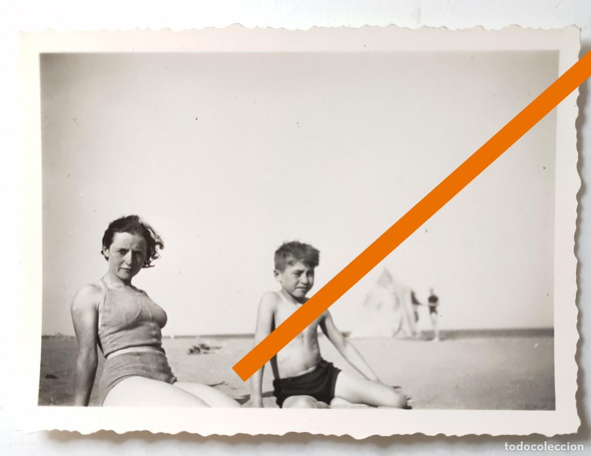 Fotografia antiga: Antigua fotograf&iacute;a. Chica ba&ntilde;ador, ni&ntilde;o. A&ntilde;os 40..