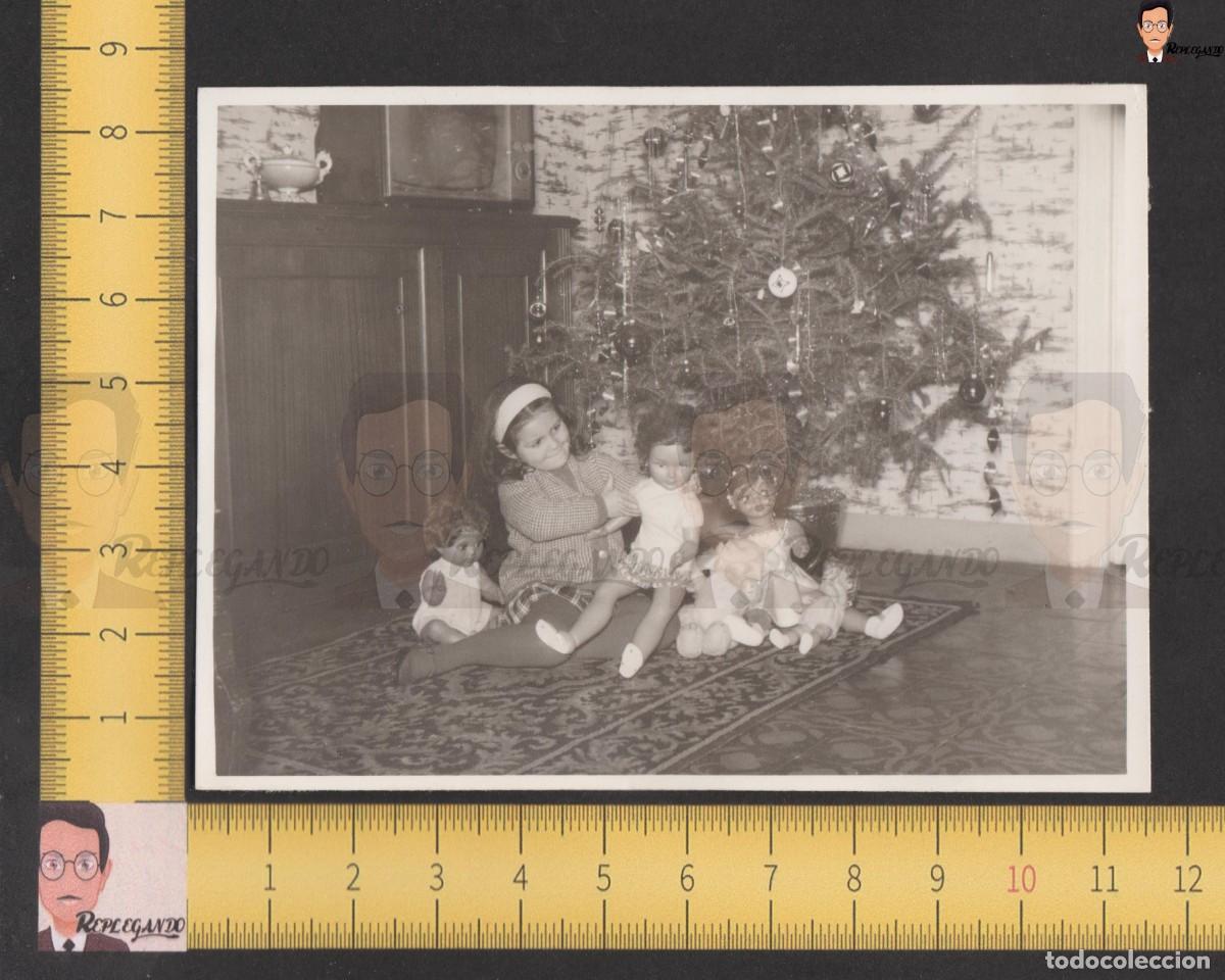 Fotografia antica: NI&Ntilde;A CON MU&Ntilde;ECAS SENTADA BAJO &Aacute;RBOL NAVIDAD - FOTO ANTIGUA A&Ntilde;OS 60 - REGALO JUGUETE ESPA&Ntilde;A INFANCIA