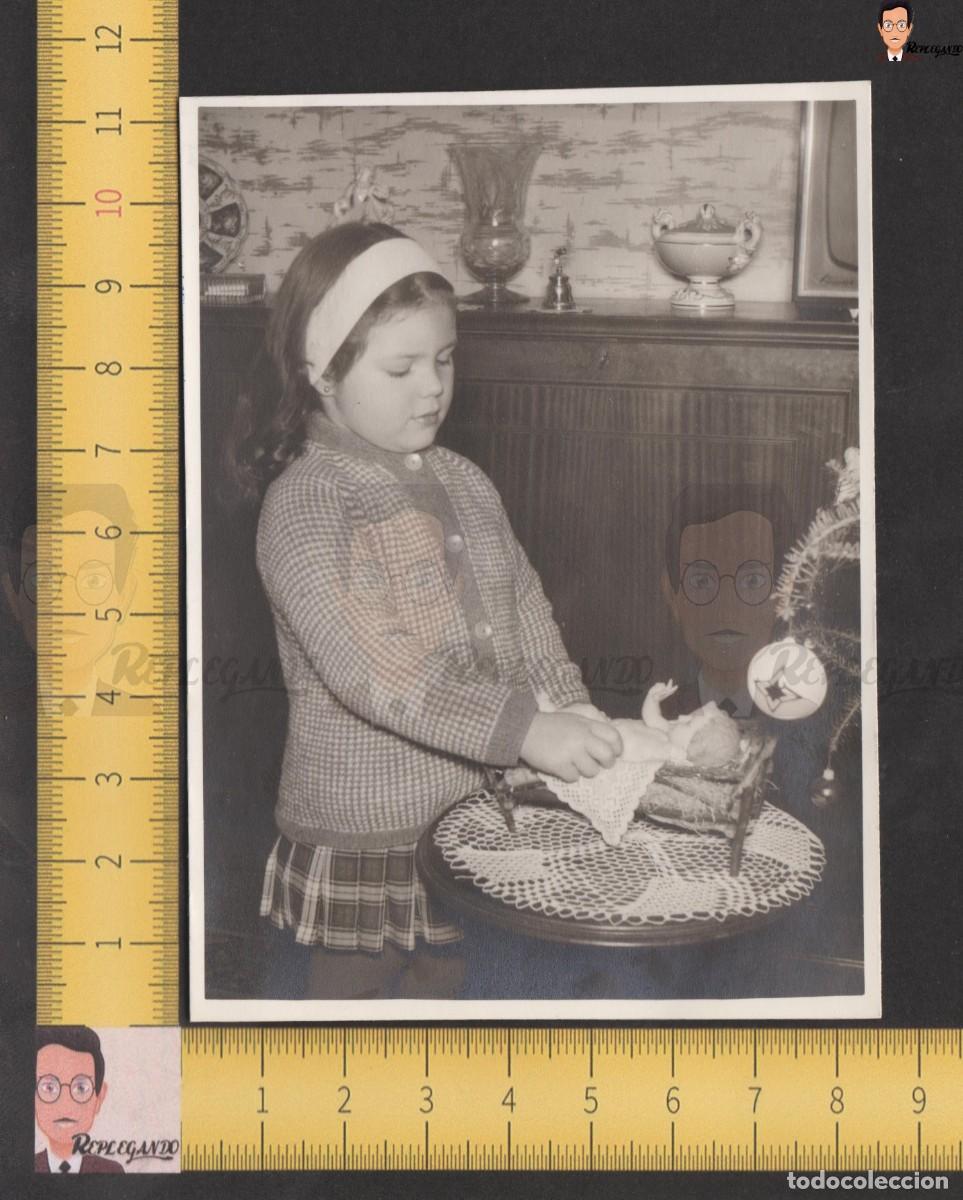 Fotograf&iacute;a antigua: NI&Ntilde;A CON IMAGEN NI&Ntilde;O JES&Uacute;S - NAVIDAD ESPA&Ntilde;A - FOTO ANTIGUA BLANCO Y NEGRO A&Ntilde;OS 60 - COSTUMBRISMO
