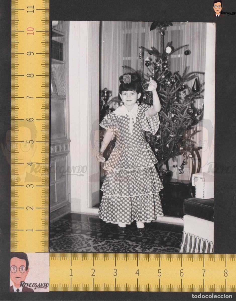 Fotograf&iacute;a antigua: NI&Ntilde;A TRAJE FLAMENCA CASTA&Ntilde;UELAS ARBOL NAVIDAD - VESTIDO GITANA - FOTO ANTIGUA A&Ntilde;OS 60 - ESPA&Ntilde;A
