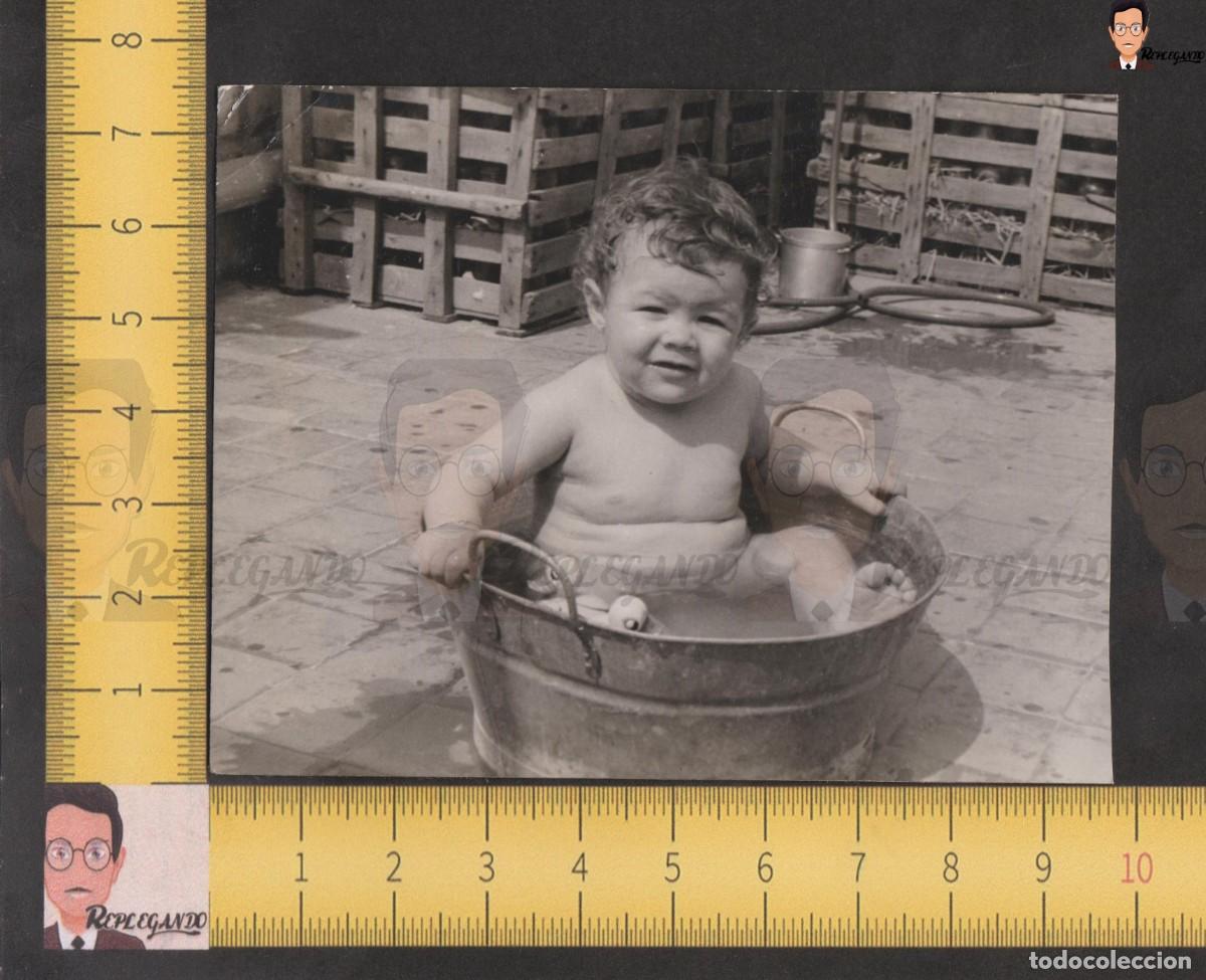 Fotografia antica: NI&Ntilde;O BA&Ntilde;&Aacute;NDOSE EN BALDE CUBO PATO JUGUETE TERRAZA / FOTO ANTIGUA A&Ntilde;OS 50 / ESPA&Ntilde;A INFANCIA BA&Ntilde;ERA