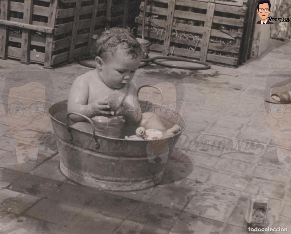 bebé tomando un baño en una palangana - foto an - Acquista Fotografie  fotomeccaniche antiche su todocoleccion