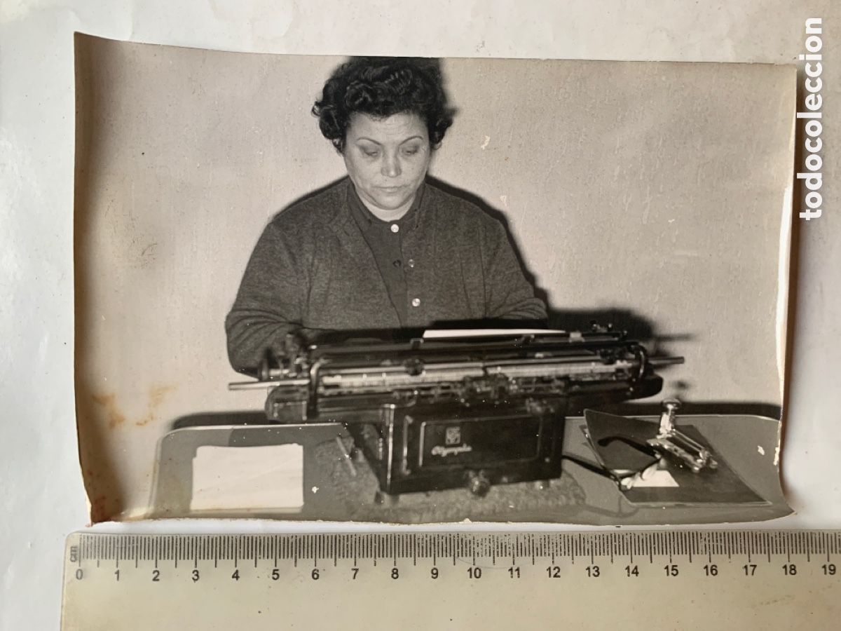 Fotograf&iacute;a antigua: FOTO. TAQUIMECAN&Oacute;GRAFA CON SU M&Aacute;QUINA OLYMPIA. FOT&Oacute;GRAFO?. 31 DICIEMBRE 1963.