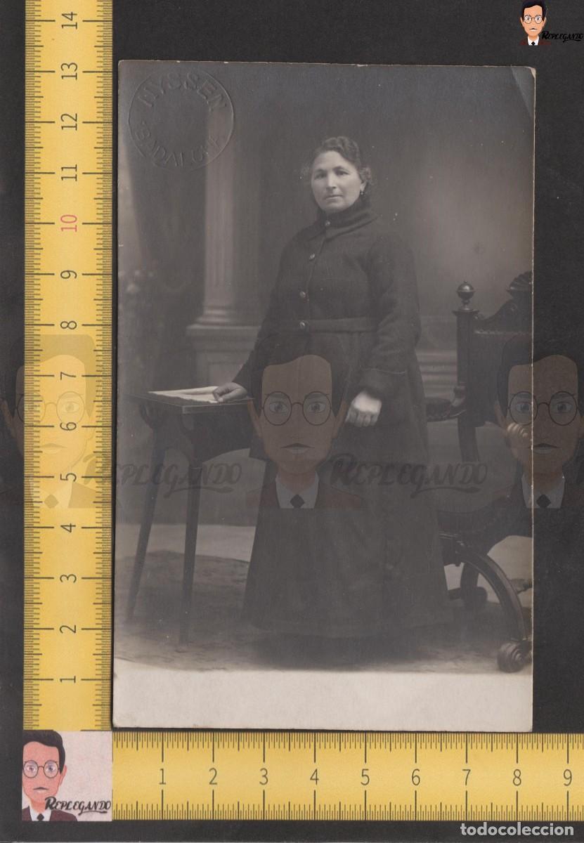 Alte Fotografie: RETRATO MUJER JUNTO A MESA Y SILLA - FOTO POSTAL ANTIGUA ESTUDIO A&Ntilde;OS 10 - NYSSEN BADALONA