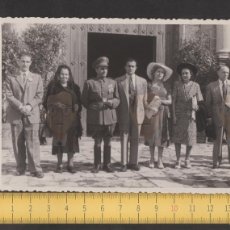 Fotografía antigua: BODA MONASTERIO POBLET - MUJER MANTILLA Y CAPITAN EJÉRCITO / FOTO ANTIGUA AÑO 1947 - TARRAGONA