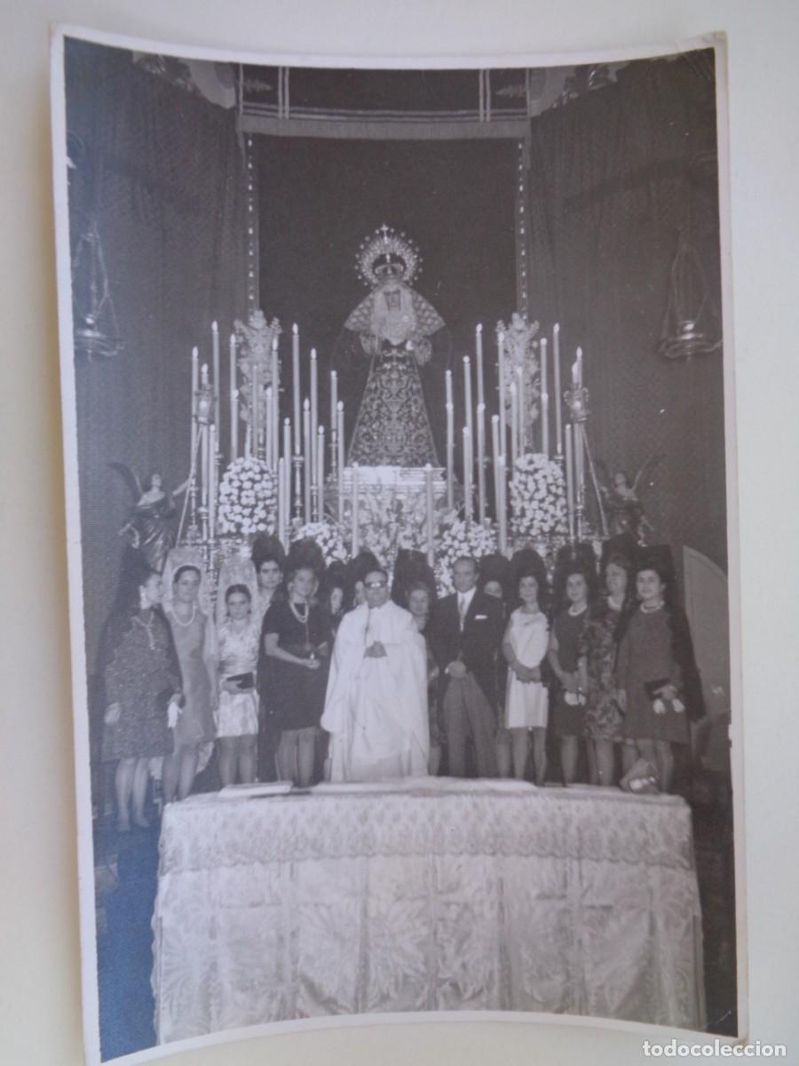 Alte Fotografie: FOTO DE SACERDOTE Y FELIGRESES, VIRGEN EN SU ALTAR . DE ARNAIZ, SEVILLA ...... 11,5 X 17,5 CM