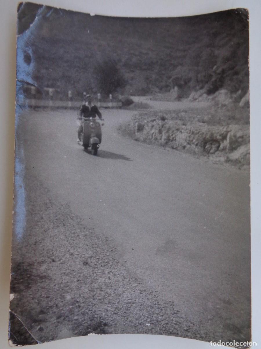 Fotograf&iacute;a antigua: FOTO DE HOMBRE EN UNA MOTO VESPA CIRCULANDO POR UNA CARRETERA