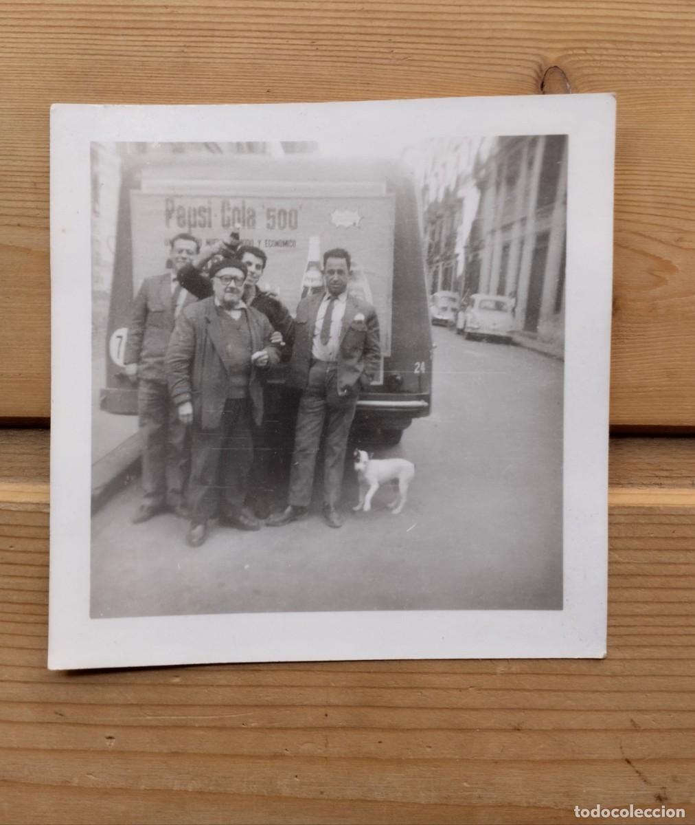 Fotograf&iacute;a antigua: Fotograf&iacute;a antigua de furgoneta reparto Pepsi Cola 500 y grupo de hombres en la calle. A&ntilde;os 60