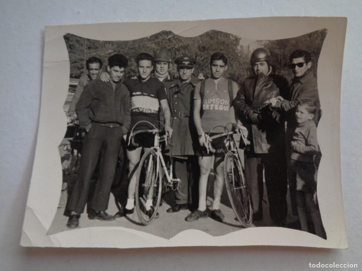 Fotograf&iacute;a antigua: CICLISMO : FOTO DE CICLISTAS CON MILITAR DE AVIACION Y AFICIONADOS, EQUIPO SIMSON ORTEGUILLA