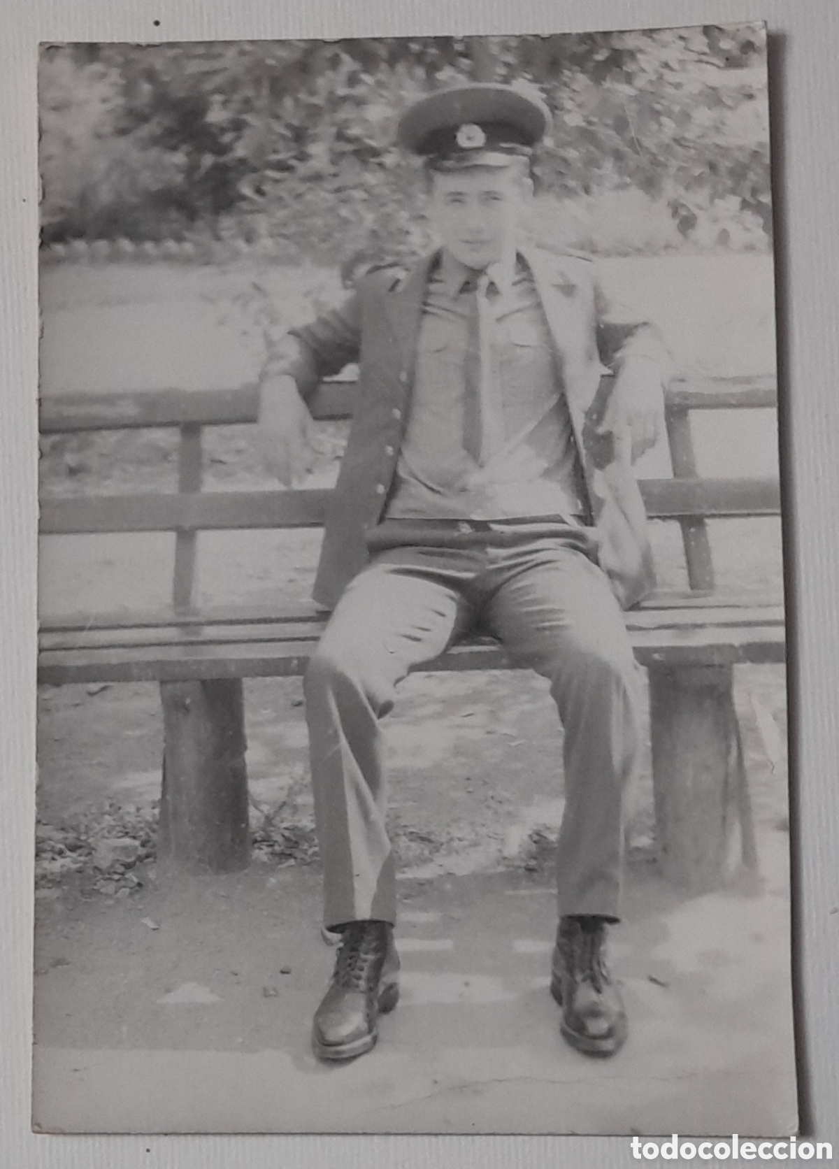 Fotografia antiga: Foto de cartero en un banco. A&ntilde;os 60