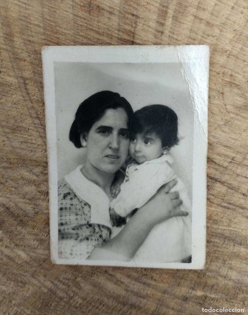 Fotografia antiga: Fotograf&iacute;a antigua peque&ntilde;o formato de madre con su beb&eacute;.