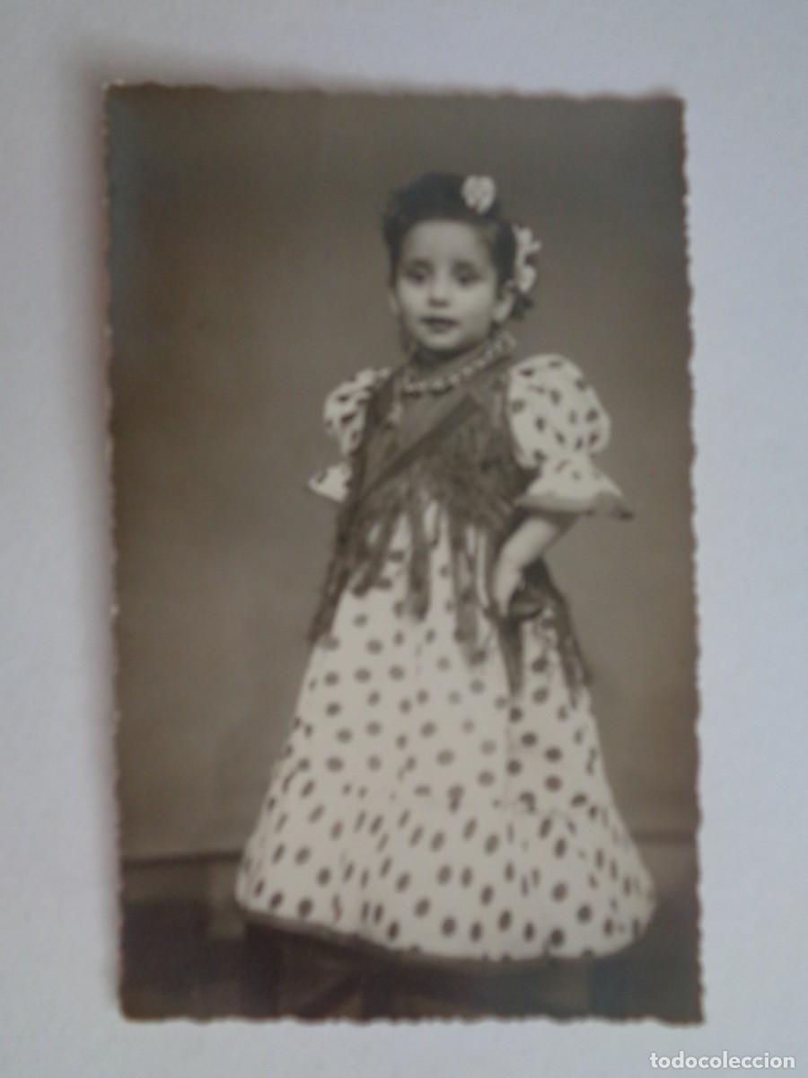 Fotograf&iacute;a antigua: PRECIOSA FOTO DE ESTUDIO DE FERIA : NI&Ntilde;A VESTIDA DE FLAMENCA , 1948. DE FOTO - COLOR, SEVILLA