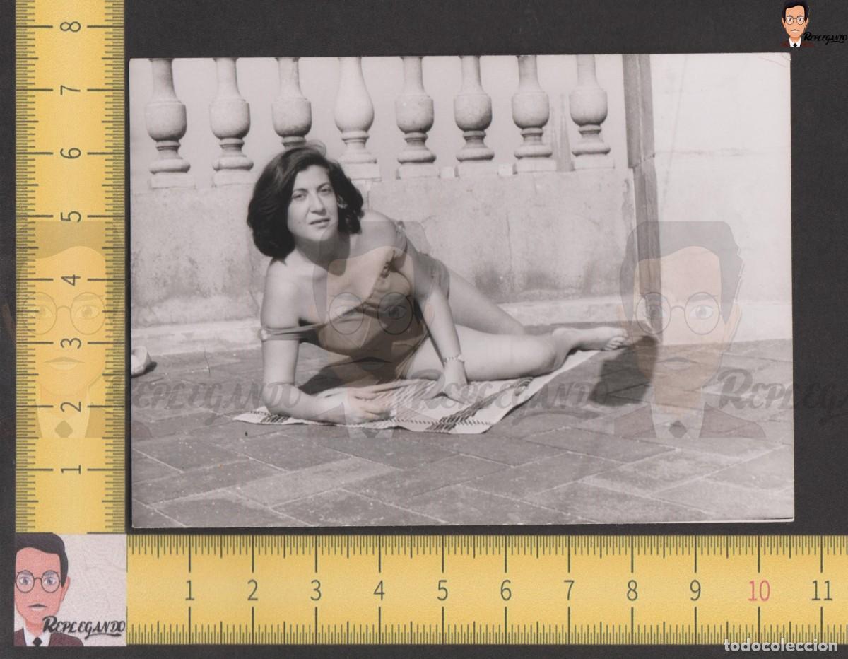 Fotografia antica: MUJER CON TOALLA POSANDO EN BA&Ntilde;ADOR EN TERRAZA - FOTO ANTIGUA A&Ntilde;OS 60 ESPA&Ntilde;A - CHICA MODA VERANO