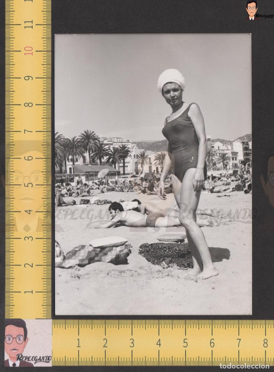 Fotografia antiga: GUAPA CHICA JOVEN BA&Ntilde;ADOR POSA PLAYA PALMERAS SITGES - FOTO ANTIGUA A&Ntilde;OS 60 - MUJER GORRO