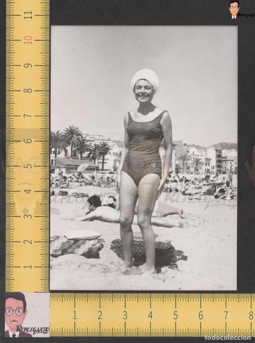 Fotografia antiga: GUAPA CHICA JOVEN SONRISA BA&Ntilde;ADOR POSA PLAYA PALMERAS SITGES - FOTO ANTIGUA A&Ntilde;OS 60 - MUJER GORRO