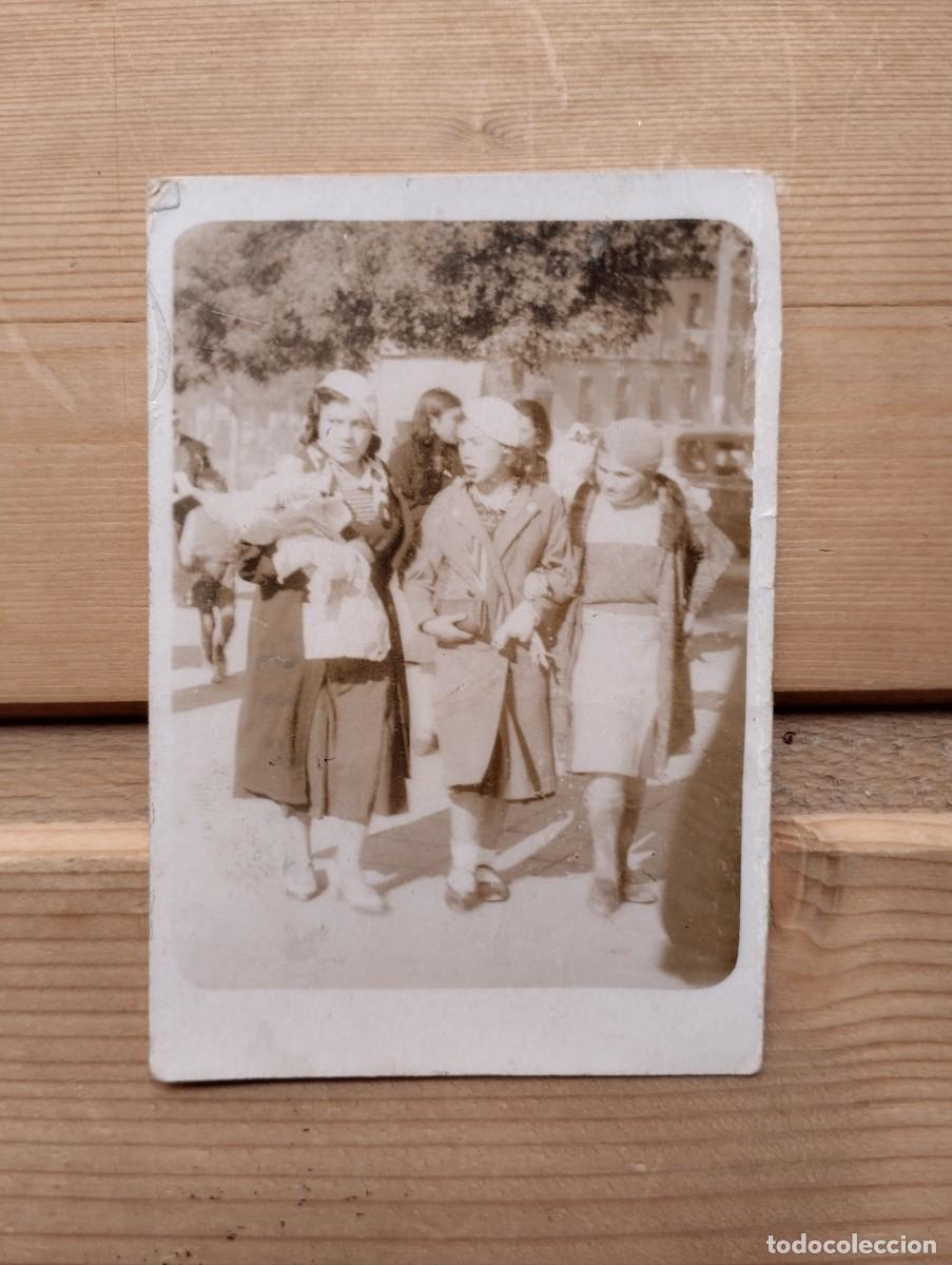 Fotografia antiga: Fotograf&iacute;a antigua de minutero de calle, tres elegantes j&oacute;venes mujeres paseando. A&ntilde;os 30