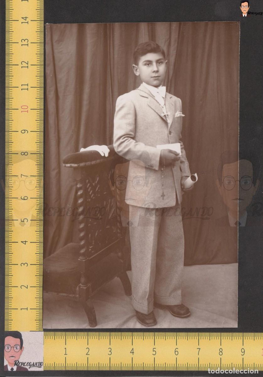 Fotografia antica: NI&Ntilde;O TRAJE PRIMERA COMUNION GUANTES RECLINATORIO ROSARIO - FOTO ANTIGUA ESTUDIO A&Ntilde;OS 50 - ESPA&Ntilde;A