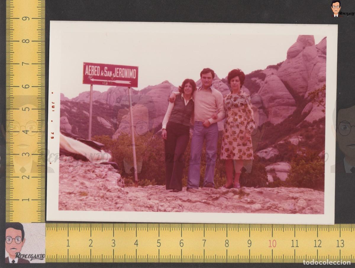 Photographie ancienne: FAMILIA POSANDO CARTEL AEREO SAN JER&Oacute;NIMO - FOTO ANTIGUA A&Ntilde;O 1975 - AERI DE SANT JERONI (MONTSERRAT)