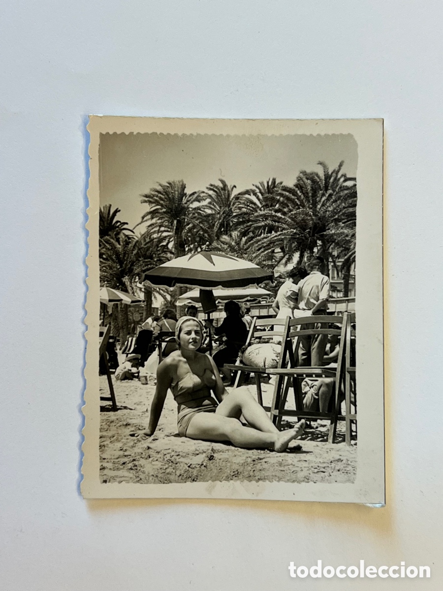 Alte Fotografie: ALICANTE. Fotograf&iacute;a en el Postiguet.. d&iacute;as de playa. Verano de 1957. FOTO REY
