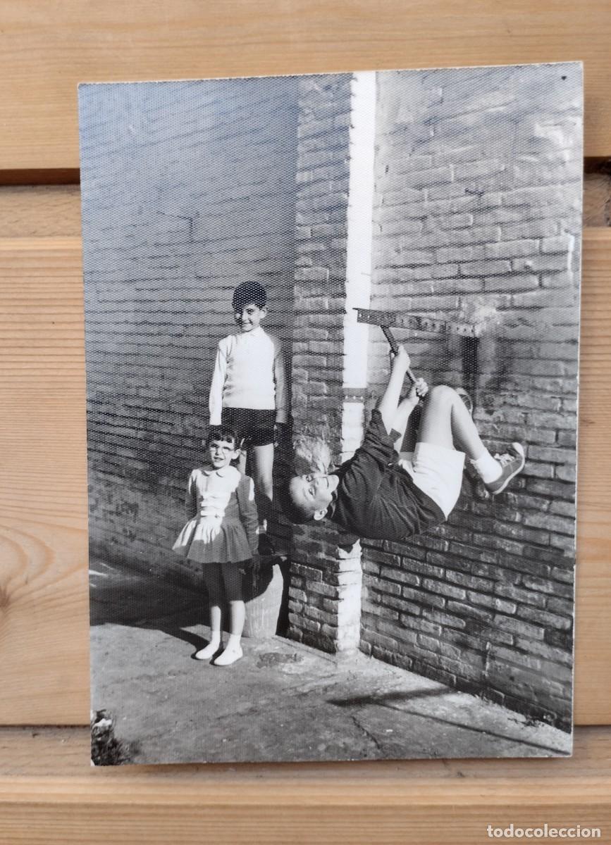 Fotografia antica: Fotograf&iacute;a de ni&ntilde;os y ni&ntilde;a, jugando a colgarse de un gancho. A&ntilde;os 60-70