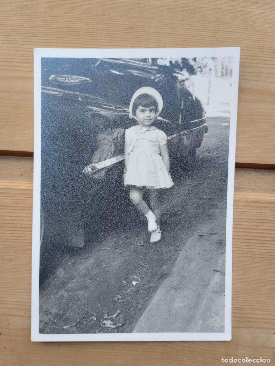 Fotograf&iacute;a antigua: Fotograf&iacute;a ni&ntilde;a posando ante un coche. A&ntilde;os 60-70