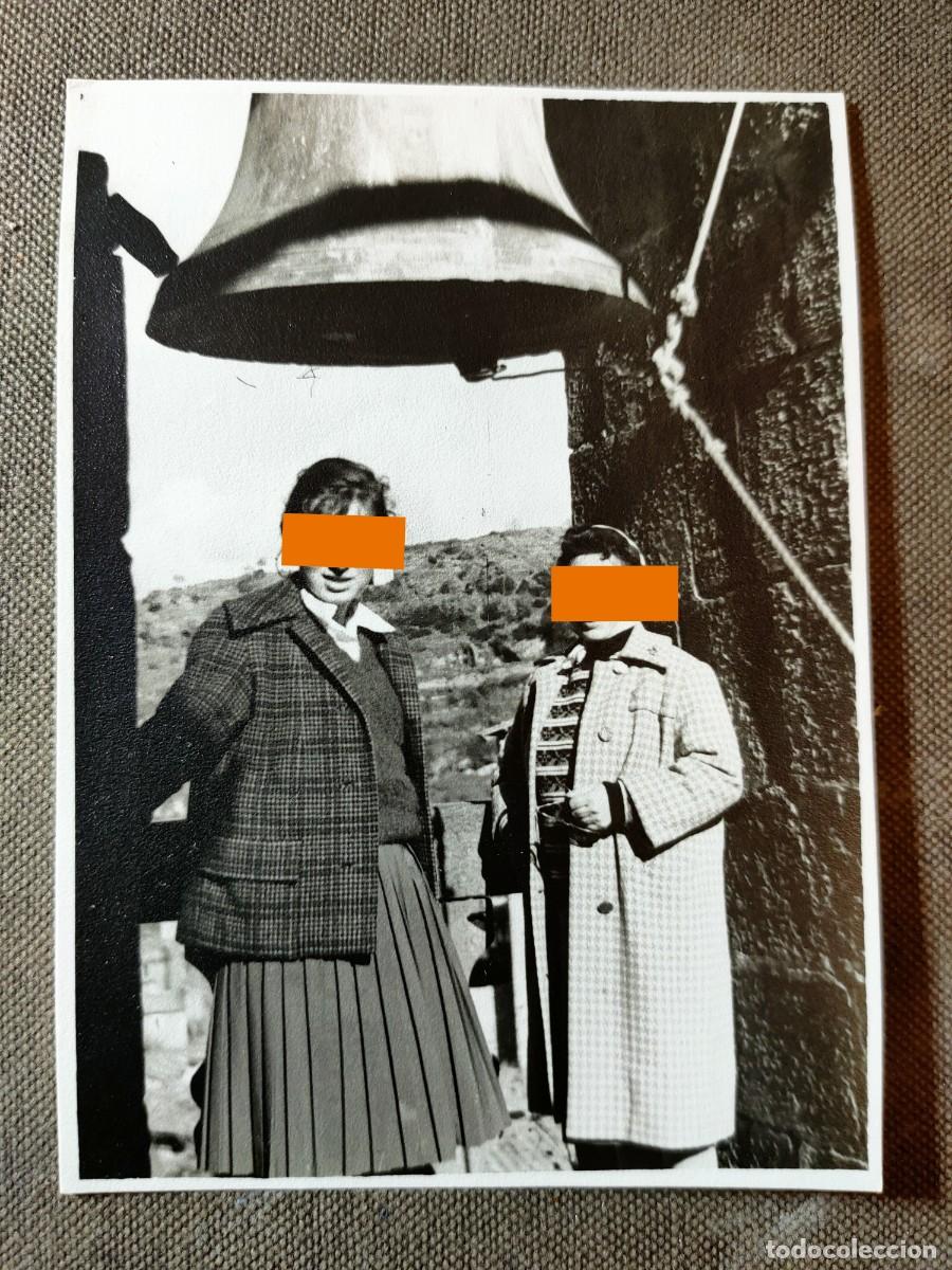 Alte Fotografie: Antigua fotograf&iacute;a. Rupit. chica en el campanario . A&ntilde;o 1960.