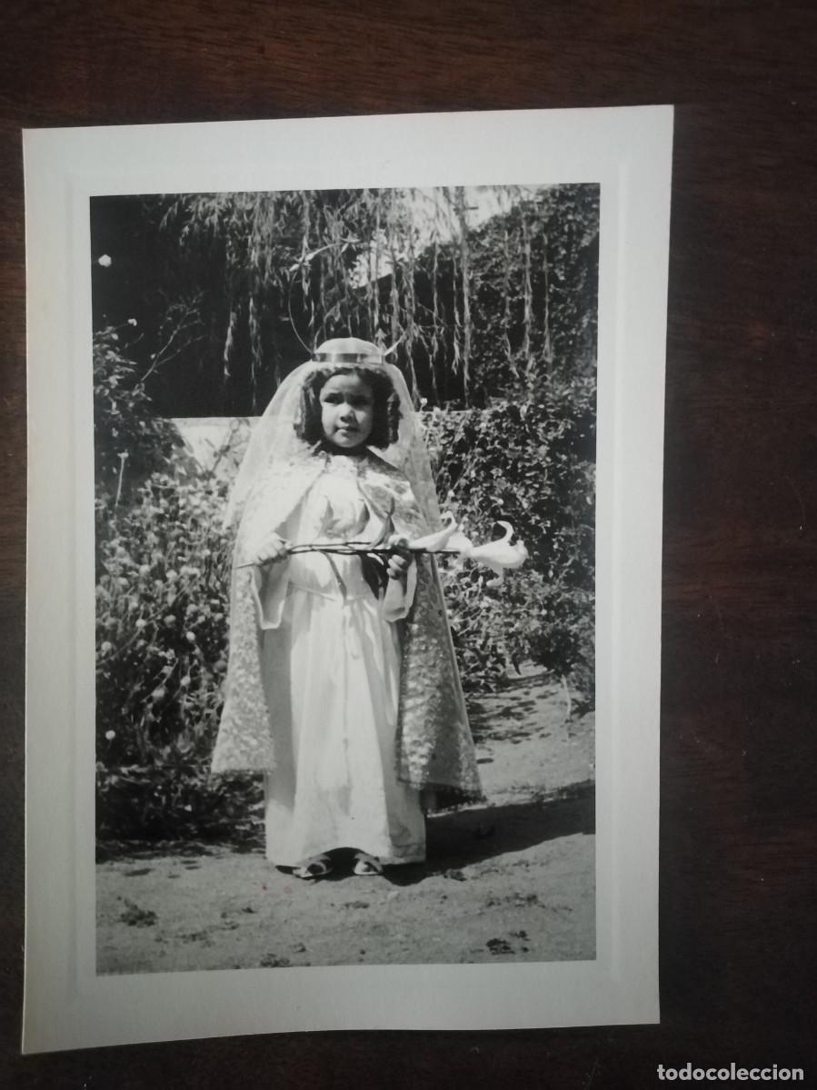 Fotografia antica: Antigua fotograf&iacute;a ni&ntilde;a vwstida de Sagrado Coraz&oacute;n de Mar&iacute;a. 1966.