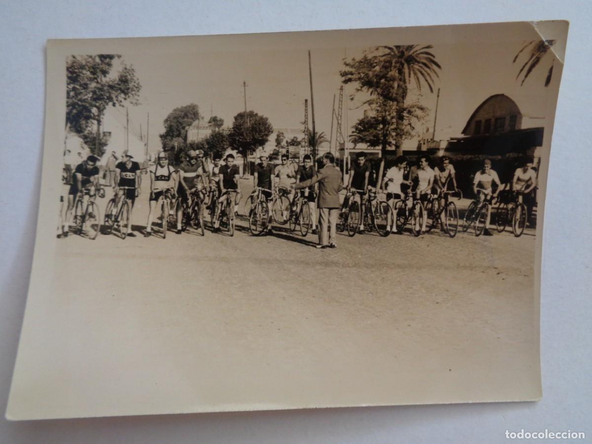 Fotograf&iacute;a antigua: CICLISMO : FOTO DE CICLISTAS CON BICICLETAS EN LA LINEA DE SALIDA. A&Ntilde;OS 50