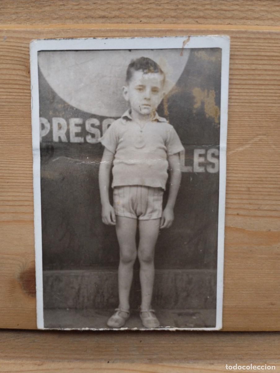 Fotograf&iacute;a antigua: Fotograf&iacute;a antigua de minutero de calle de un ni&ntilde;o posando ante un cartel de preso ... A&ntilde;o 1935