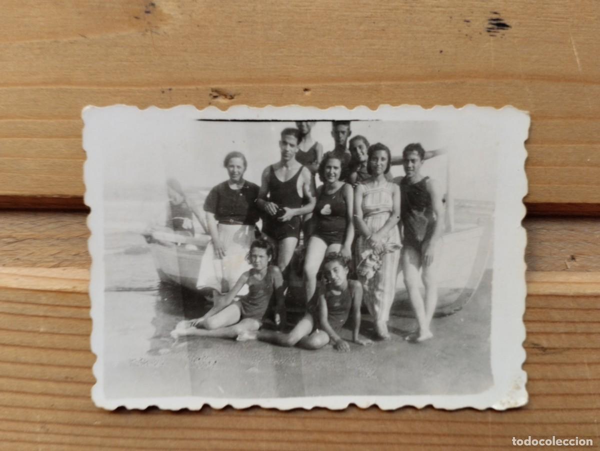 Alte Fotografie: Fotograf&iacute;a antigua de grupo de ba&ntilde;istas ante barca, playa Las Arenas de Valencia. 1942
