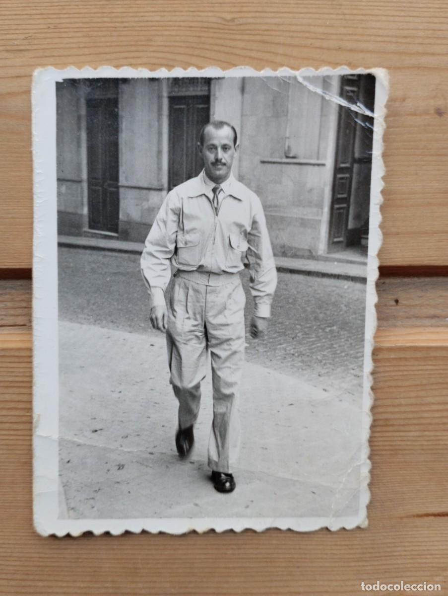 Fotografia antica: Fotograf&iacute;a antigua de un hombre paseando por la calle. A&ntilde;os 50, con dedicatoria de amor.