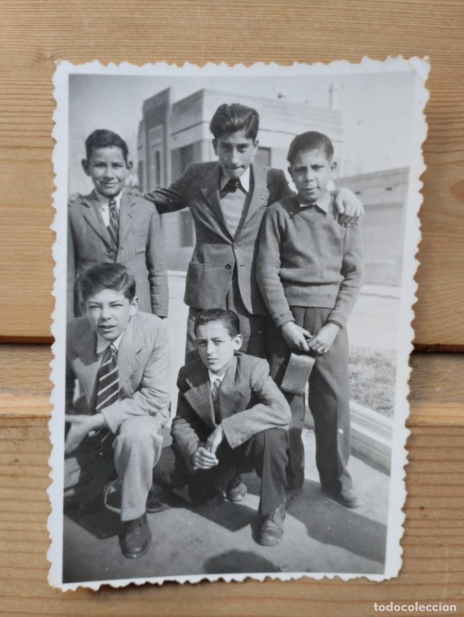 Fotografia antiga: Genial fotograf&iacute;a de unos ni&ntilde;os en traje posando en la calle. A&ntilde;os 40.