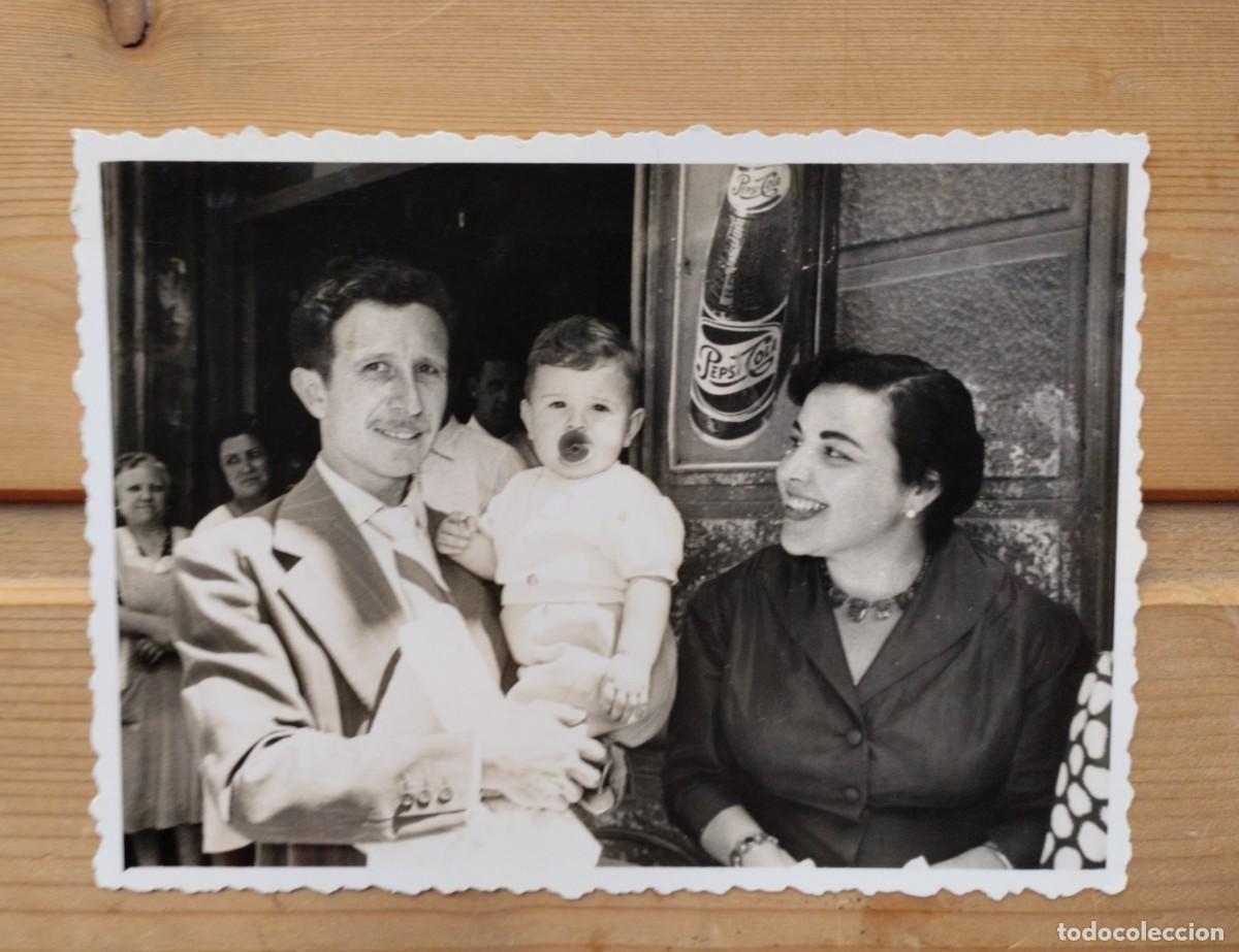 Fotografia antiga: Preciosa fotograf&iacute;a antigua de familia con cartel de publicidad de Pepsi Cola. A&ntilde;os 50