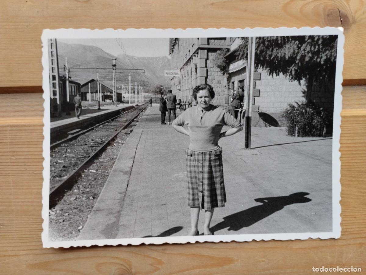 Alte Fotografie: Fotograf&iacute;a antigua mujer en and&eacute;n de la estaci&oacute;n de tren de Puigcerd&aacute; (Girona). A&ntilde;os 50. (MSPM)