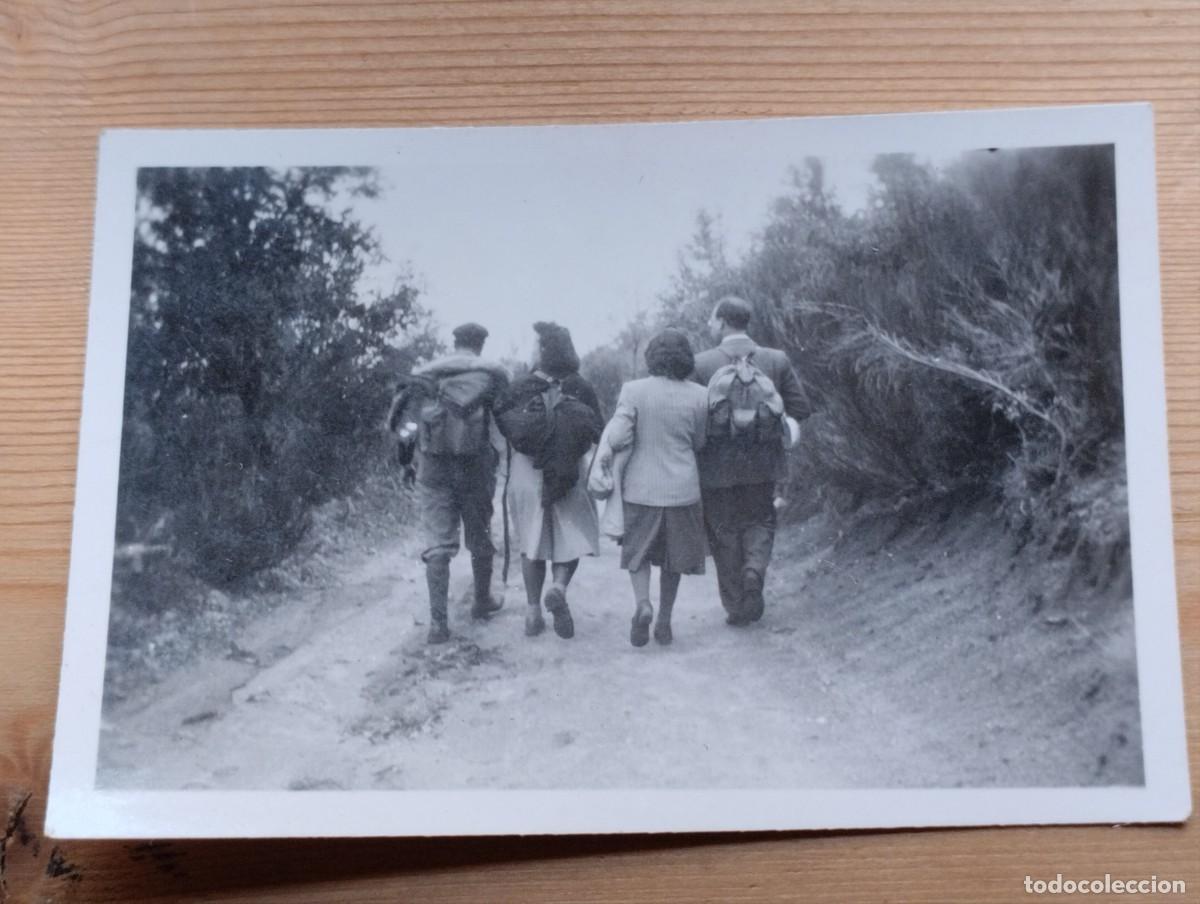 Alte Fotografie: Preciosa fotograf&iacute;a antigua de un grupo de mujeres y hombres excursionistas por el monte. A&ntilde;os 50