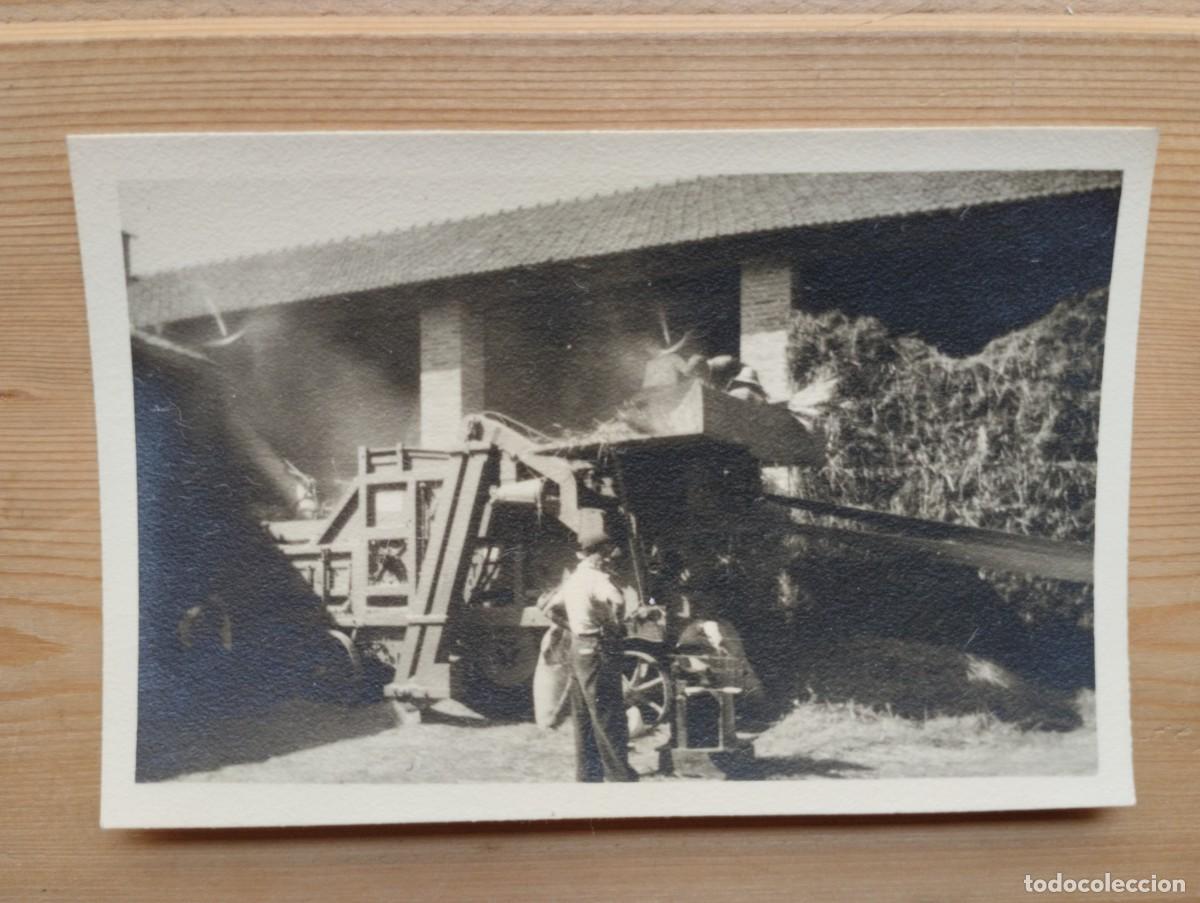 Photographie ancienne: Fotograf&iacute;a antigua de una m&aacute;quina agr&iacute;cola, trilladora de hierba con hombre trabajando.