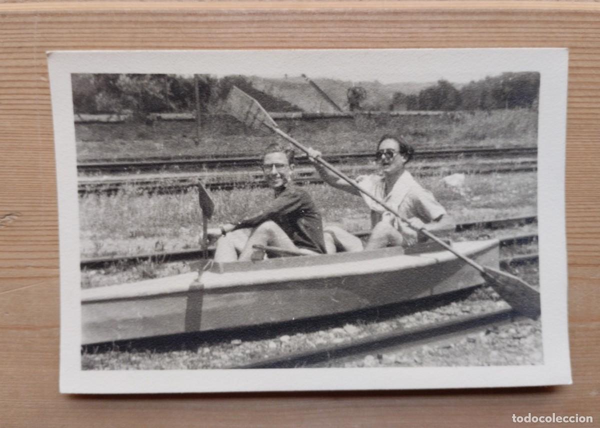 Fotografia antica: Divertida fotograf&iacute;a de pareja de hombres en una piragua remando en las v&iacute;as del tren. (MSPM)