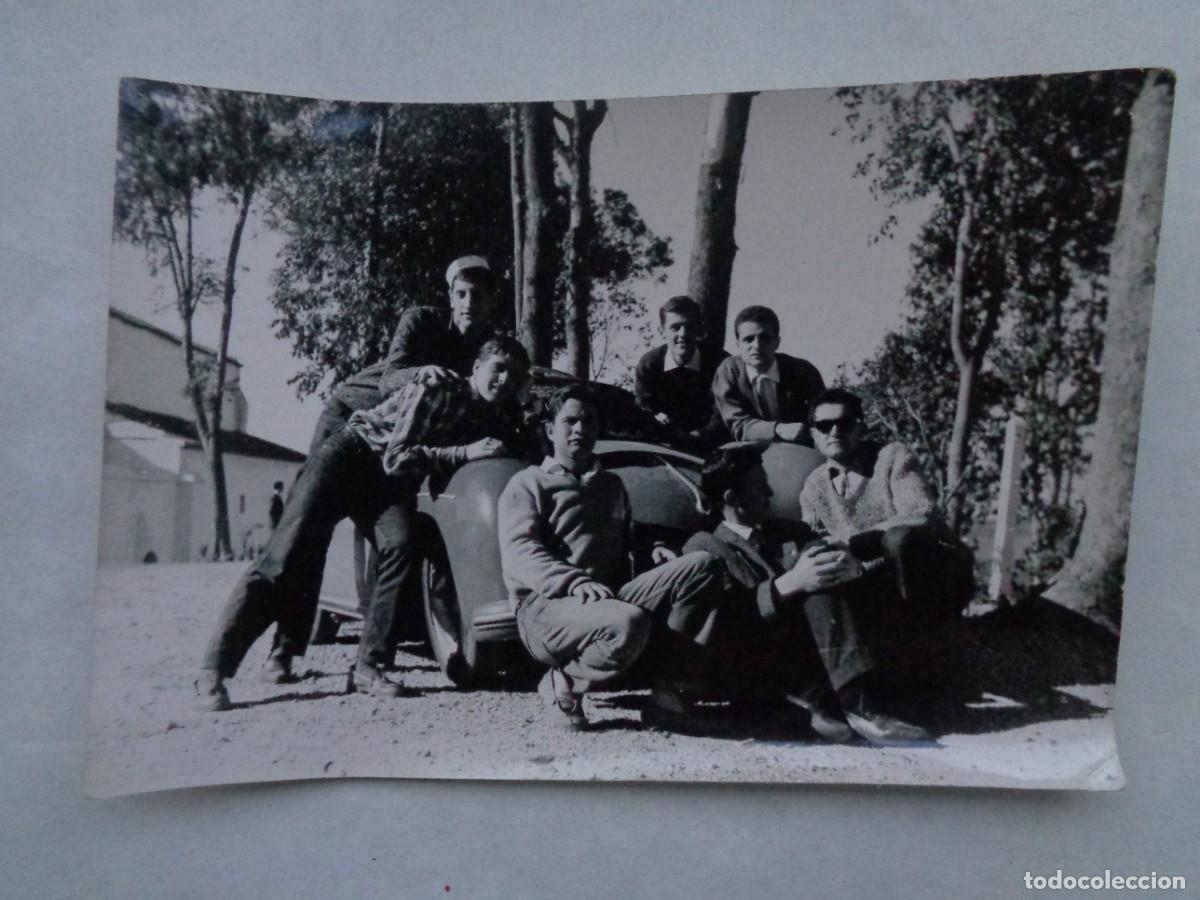 Fotograf&iacute;a antigua: FOTO JOVENES Y COCHE VOLSWAGEN DE EPOCA, CREO QUE GRUPO MUSICAL. OBSEQUIO DE MUBOVIS .. 12 X 18 CM