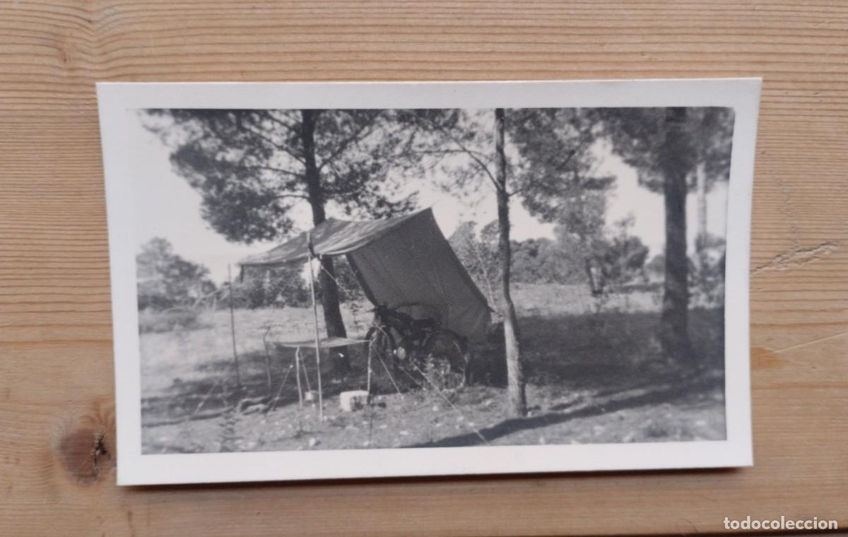 Alte Fotografie: Fotograf&iacute;a antigua de un motocicleta a la sombra en el monte. A&ntilde;os 40-50