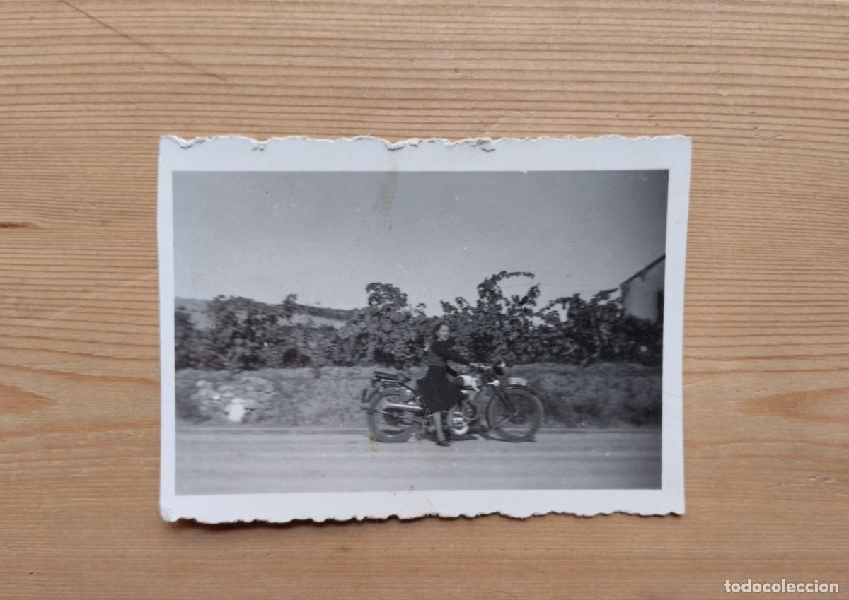Alte Fotografie: Fotograf&iacute;a antigua de una mujer en motocicleta New Hudson. A&ntilde;os 30-40. (MSPM)