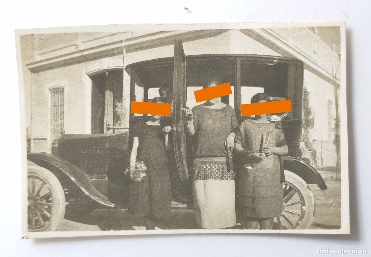 Photographie ancienne: Antigua fotograf&iacute;a, chicas junto al autom&oacute;vil. A&ntilde;os 30..